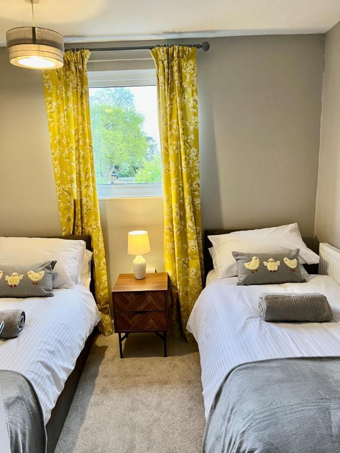 Canada House - Sleeps 6 -3 King Or 6 Single Ideal For Contractors 沃灵顿 外观 照片