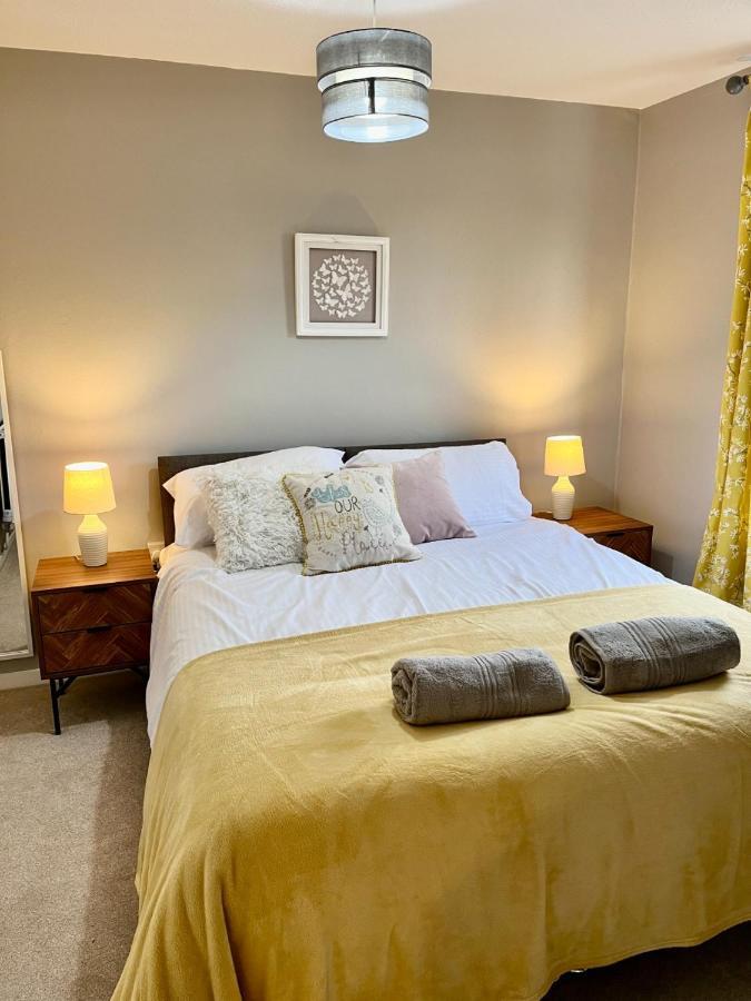 Canada House - Sleeps 6 -3 King Or 6 Single Ideal For Contractors 沃灵顿 外观 照片