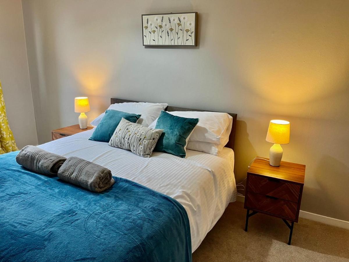 Canada House - Sleeps 6 -3 King Or 6 Single Ideal For Contractors 沃灵顿 外观 照片
