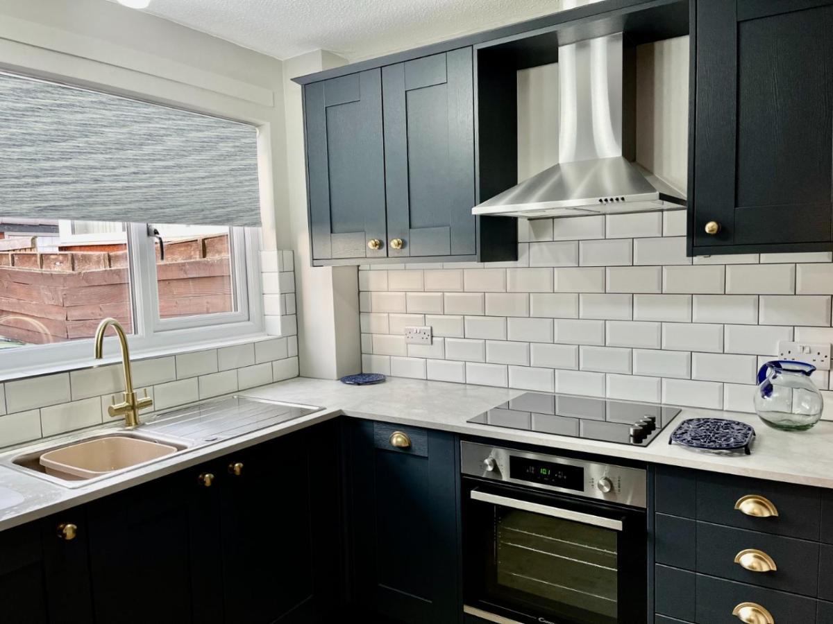 Canada House - Sleeps 6 -3 King Or 6 Single Ideal For Contractors 沃灵顿 外观 照片